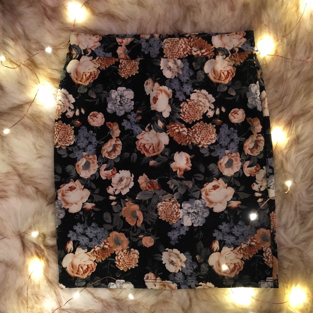 Floral Bodycon Miniskirt With Zipper Closure